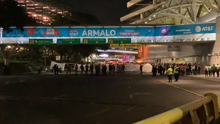 Suman 23 horas del bloqueo en la Terminal 1 del AICM