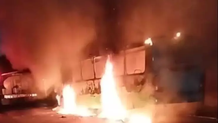 Autobús se incendia y llamas alcanzan casa de paja en Kinchil (FOTOS)