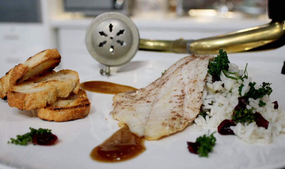 Pescado con salsa de café