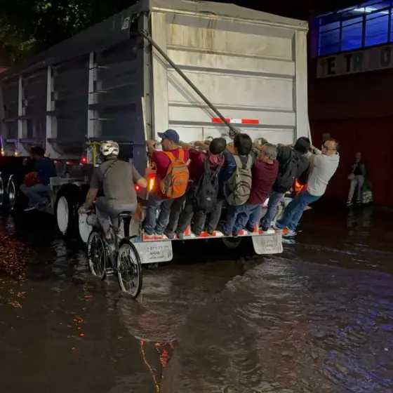 Inundación en Indios Verdes por fuertes lluvias en CDMX