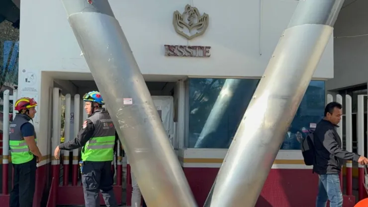 Vuelve el fuerte olor a combustible en ISSSTE de la GAM; desalojan instalaciones del hospital