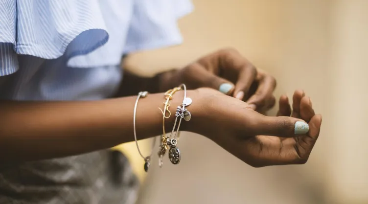 significado-usar-pulseras-mano-psicologia.jpg