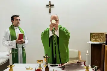 León XIV celebra misa en el Policlínico Agostino Gemelli de Roma.