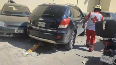 Mujer choca conta varios vehículos en una plaza en Cancún