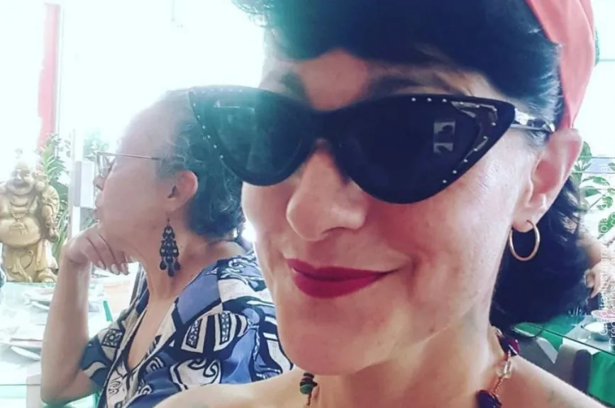 Lola Cortes labios rojos.jpg