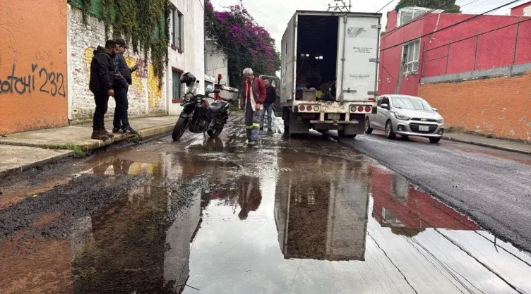 Fuga de agua afecta calles de Coyoacán: Baches, socavones, hundimientos y otros accidentes en CDMX HOY 21 de octubre 2026