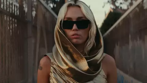 Demandan a Miley Cyrus por su éxito Flowers, según ‘copió' a Bruno Mars.jpg