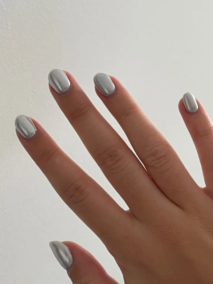 12 diseños de uñas plata que se ven elegantes en cualquier mujer: puedes usarlas para hacer deporte