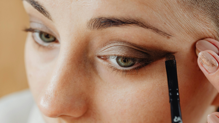 3 tonos de sombras que favorecen a los párpados caídos