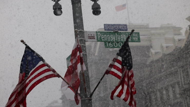 El frío extremo y la nieve han provocado la cancelación de más de 380 vuelos en Estados Unidos. Los aeropuertos de Chicago, St. Louis y Washington D.C. se encuentran entre los más afectados por la tormenta invernal.