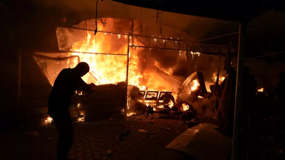 Incendio en el Hospital Mártires de Al Aqsa tras un ataque israelí.