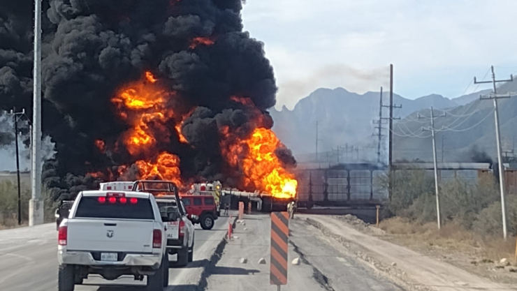 Tren impacta a una pipa en Nuevo León