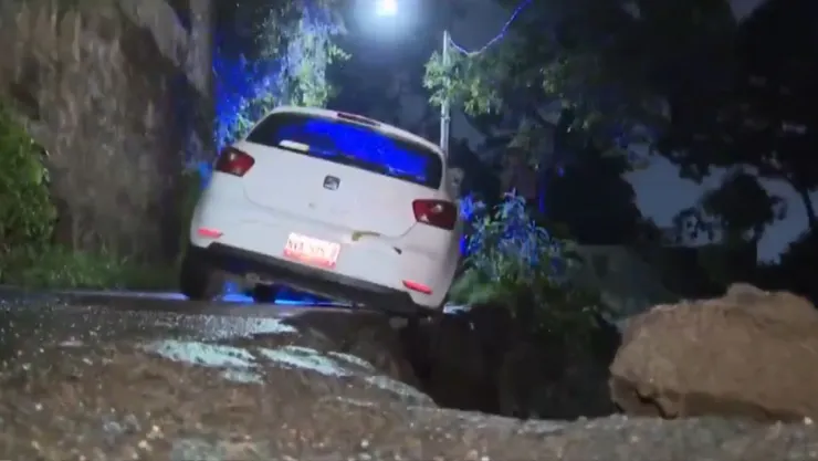 Deslave en Magdalena Contreras: Auto con jóvenes queda colgando tras colapso de calle