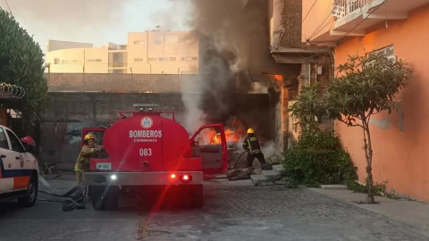 Incendio consume vivienda en colonia Chapultepec.