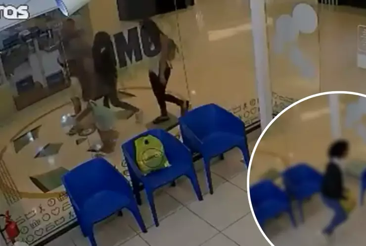 Joven roba bolsa olvidada en un centro comercial.png