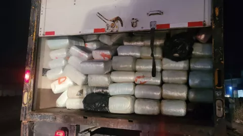 Aseguran camión con cargamento de mariguana en bulevar 2000 en Tijuana.