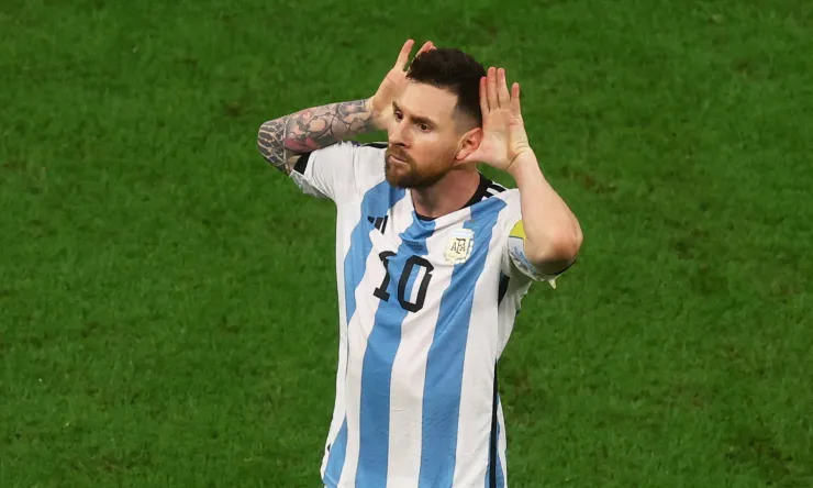 Lionel Messi encara a Van Gaal tras victoria de Argentina