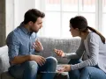 Pareja discutiendo sillón.jpg