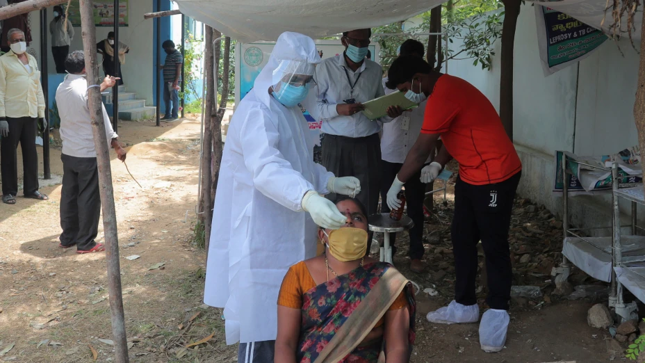 India, médicos toman muestra para Covid-19.