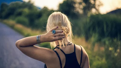 3 tonos de tintes de pelo para mujeres de 40 a 50 años que serán tendencia este 2026 Rubio Vainilla