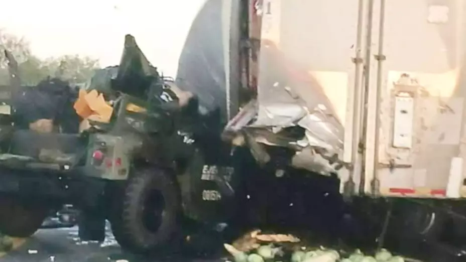 Choca tráiler y vehículo de la SEDENA