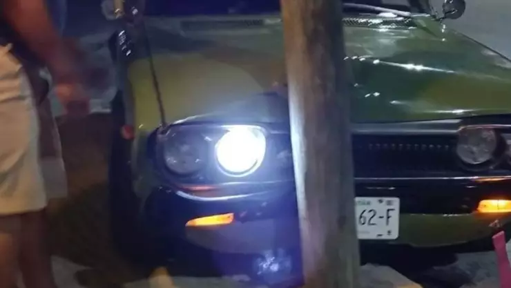 Motul_ Conductor ebrio choca su automóvil en poste y se da a la fuga