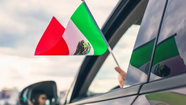 Placas y autos que descansan por el Hoy No Circula