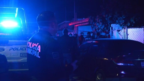 Su propio hijo la tomó como rehén.png