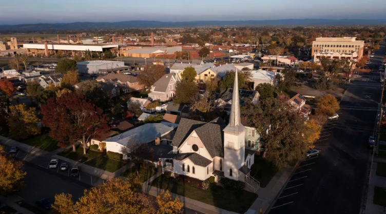 una vista del paisaje urbano en Lincoln, CA.