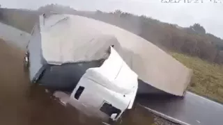 VIDEO: Tráiler vuelca por la lluvia y aplasta camioneta en Rumanía; el accidente dejó dos muertos