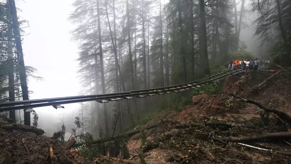 Un tramo ferroviario dañado por lluvias en Shimla-Kalka, India