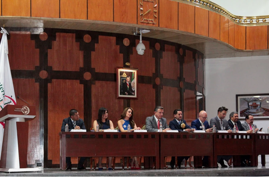 Autoridades de Tv Azteca, Loteria Nacional y los padrinos del evento