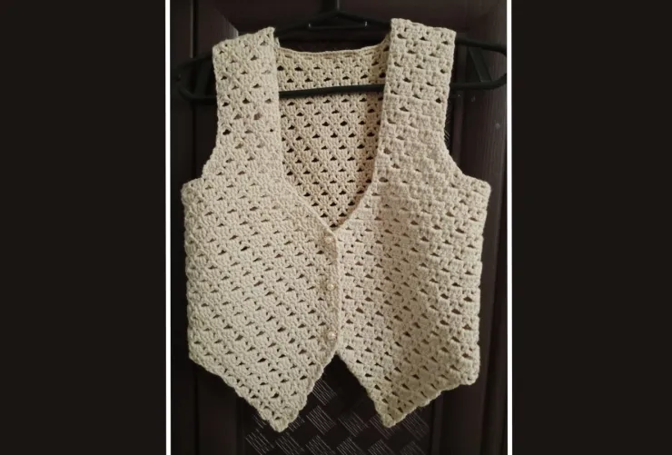 Ideas de chalecos de crochet - caída en diagonal con botones.png