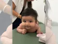 Inti en el doctor, hija de Nodal y Cazzu.jpg