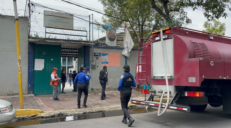Evacuan niños por fuga de gas en escuela de Venustiano Carranza