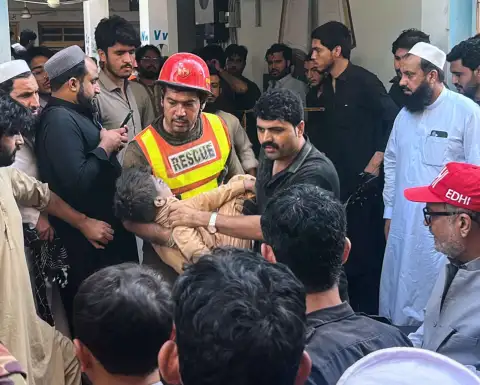 Rescate de un niño herido tras un derrumbe en una escuela de Pakistán.