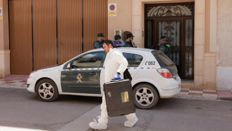 El abuelo se suicidó cuando escuchó que los agentes entraban a su casa en España; sin embargo, ya había matado a sus nietos.