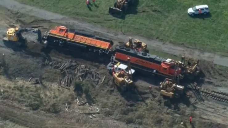 Descarrilamiento de tren en Washington; derrama diésel