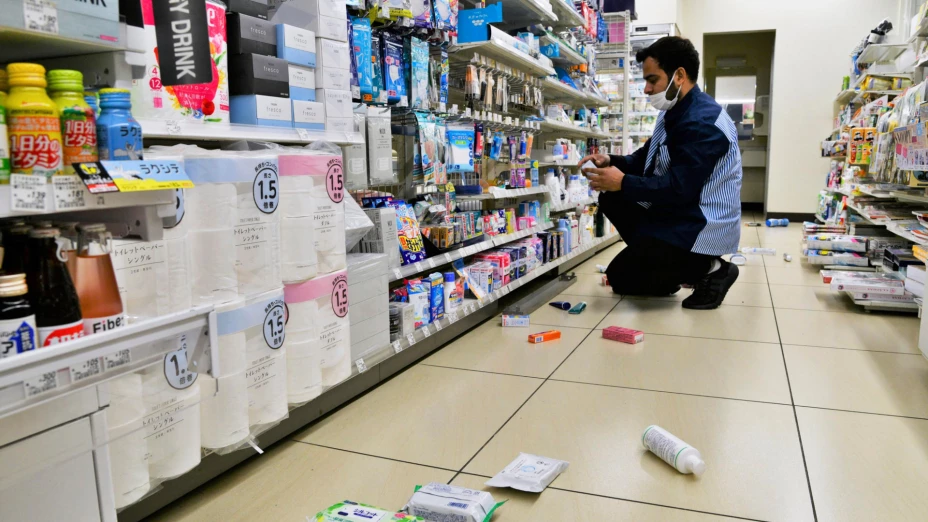 Tienda en Iwaki, Japón, tras un sismo el 16 de marzo de 2022.