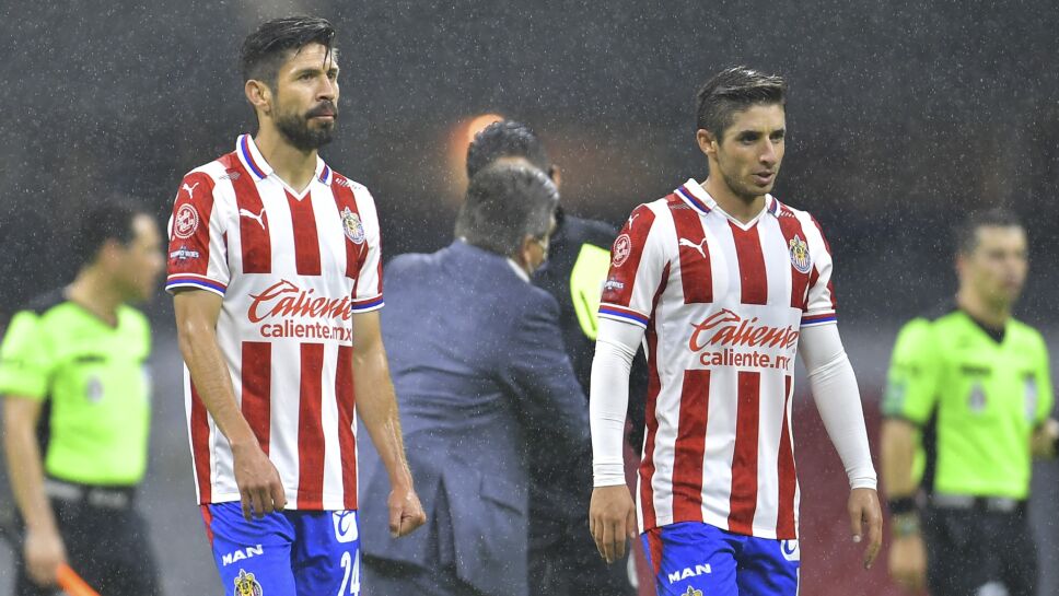 Oribe Peralta en el partido entre América vs Guadalajara