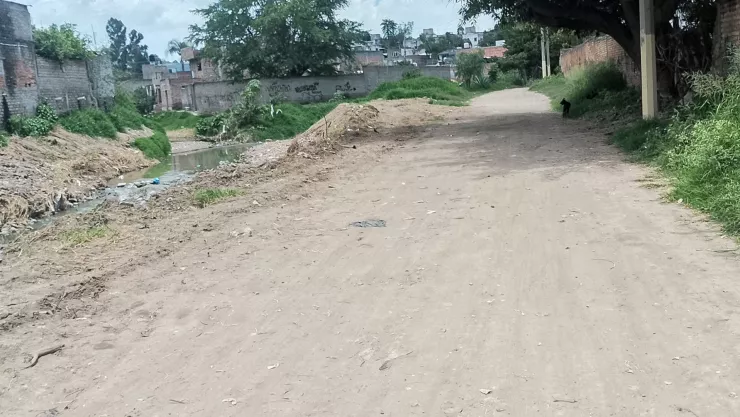 Olvidada por Dios y por el ayuntamiento, así de abandonada está la calle El Arroyo, en Tonalá