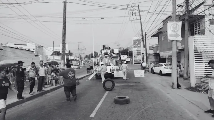 ¡Sin luz y en plena ola de calor! Bloquean calles por fallas eléctricas en Tabasco y Chiapas