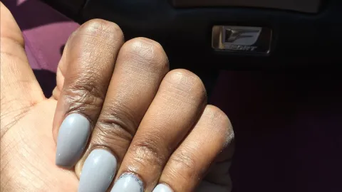 9 diseños de uñas grises que puedes usar para la oficina o cualquier ocasión