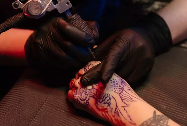 Fue a hacerse un tatuaje; tatuador la secuestró y abusó de ella