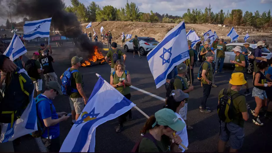 Manifestantes israelíes exigen la liberación de rehenes y alto al fuego en Gaza.