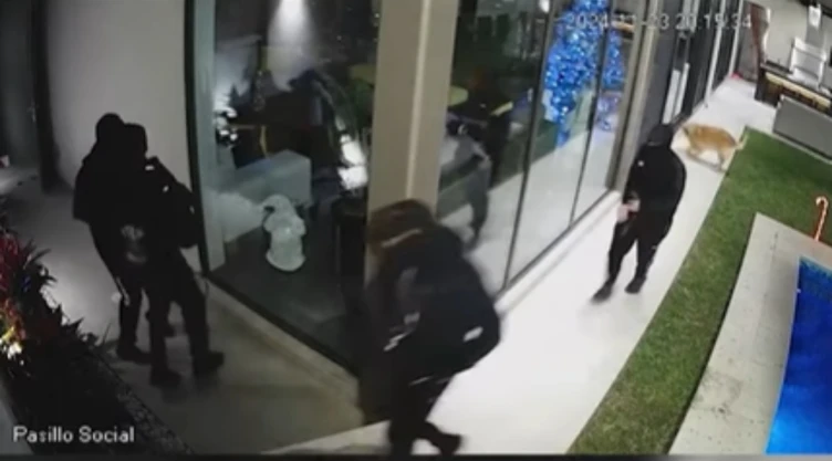 Video-captan-momento-en-que-5-encapuchados-intentan-robar-una-casa-en-fraccionamiento-exclusivo-de-Monterrey
