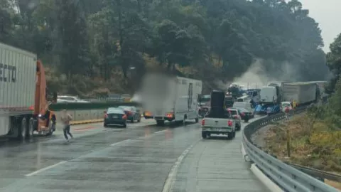 Fuerte carambola paraliza la autopista México-Puebla hoy: Afectaciones en Río Frío