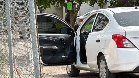 Atacan a balazos a un hombre en su auto, en Urbivilla del Cedro, Culiacán