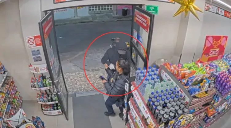 CDMX: Captan en VIDEO el asalto a una mujer policía en un Oxxo de Iztapalapa