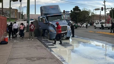 Volcadura de pipa cargada con leche provoca rapiña en Durango